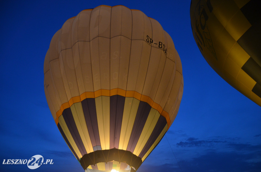 Nocny pokaz balonów na lotnisku w Lesznie