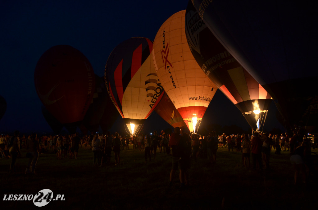Nocny pokaz balonów na lotnisku w Lesznie