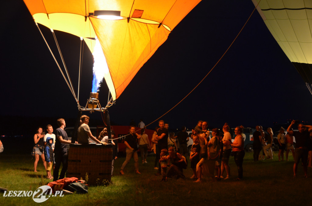 Nocny pokaz balonów na lotnisku w Lesznie