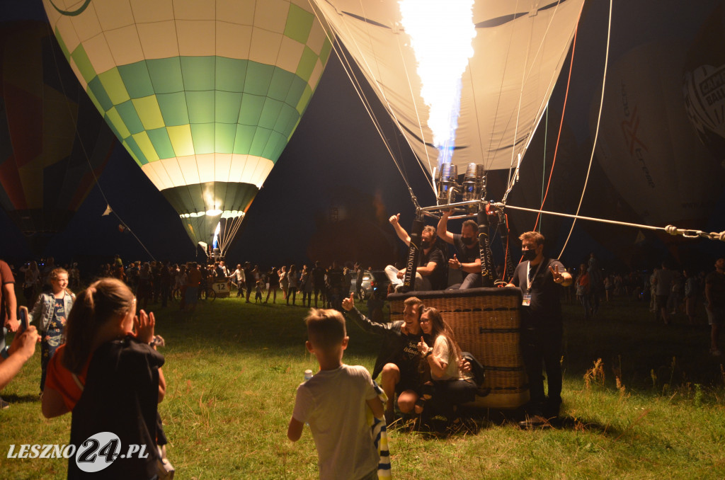 Nocny pokaz balonów na lotnisku w Lesznie