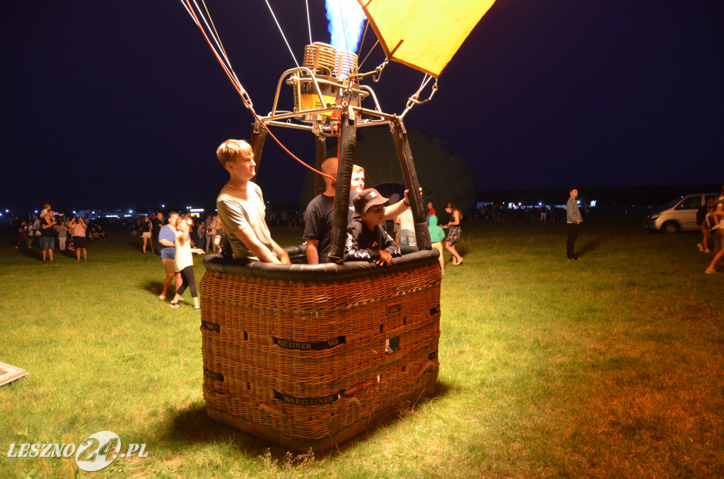Nocny pokaz balonów na lotnisku w Lesznie