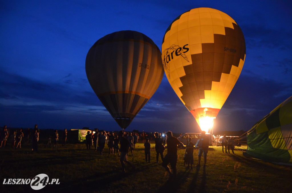 Nocny pokaz balonów na lotnisku w Lesznie