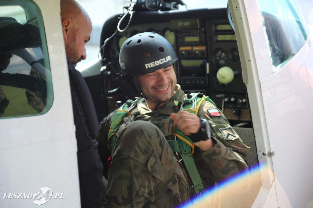 Żołnierze uczyli się skakać na spadochronach