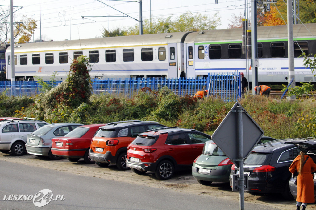 Kończą budowę ogrodzenia wzdłuż torów