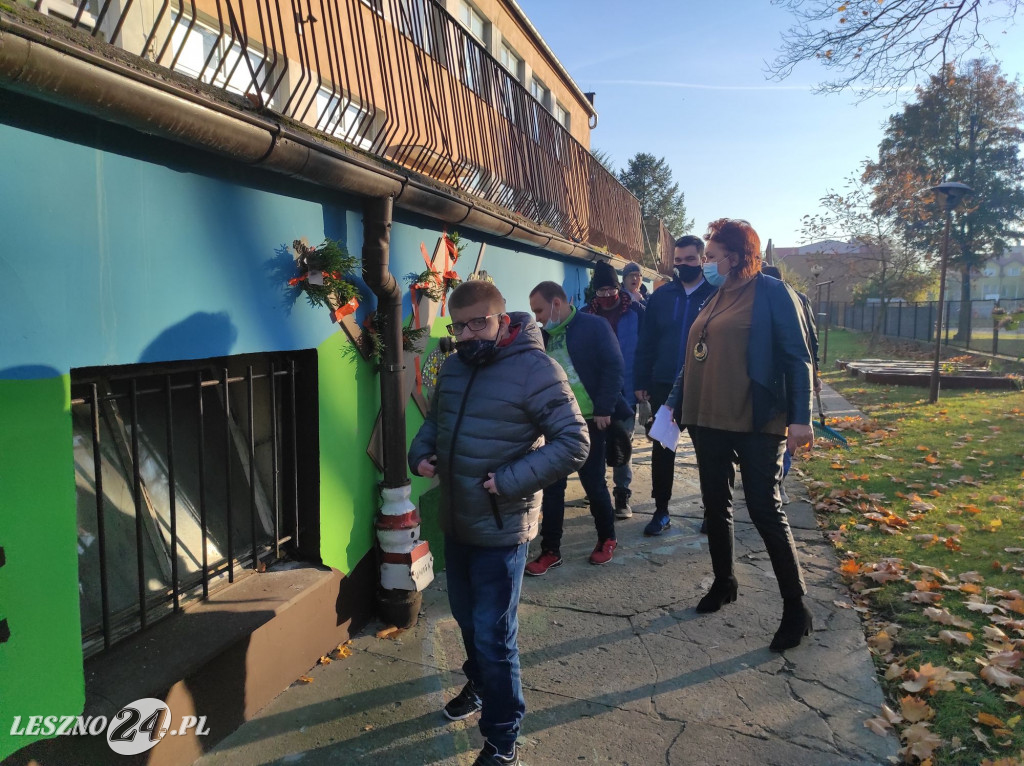 Sadzenie kwiatów w przedszkolu nr 20