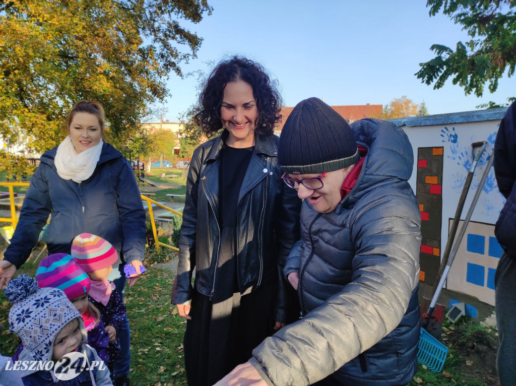 Sadzenie kwiatów w przedszkolu nr 20
