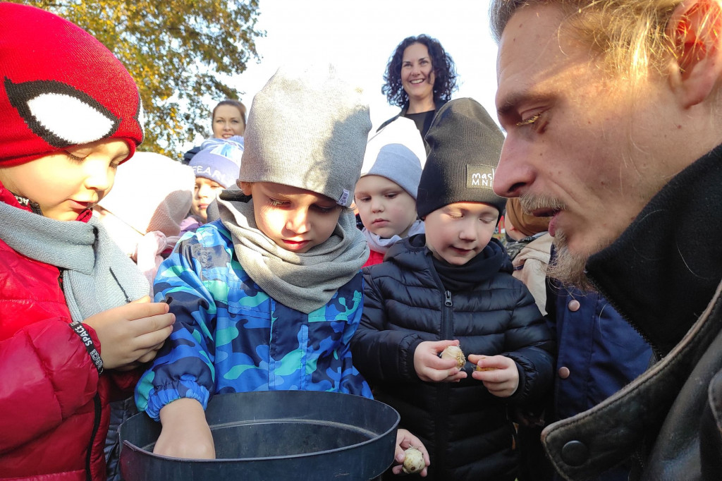 Sadzenie kwiatów w przedszkolu nr 20