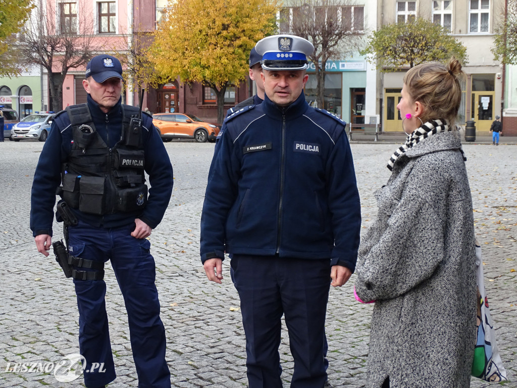 #Anijednejwięcej. Manifestacja na Rynku w Lesznie