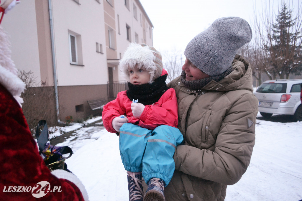 Mikołaj odwiedził dzieci. Na motocyklu!