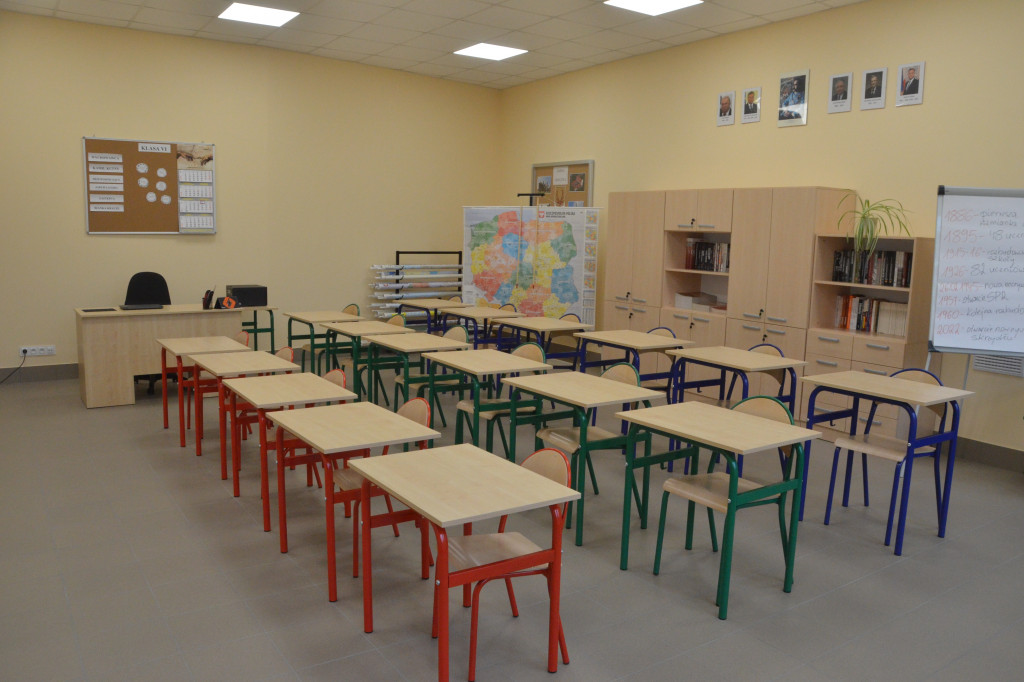 Wstęga w rozbudowanej szkole
