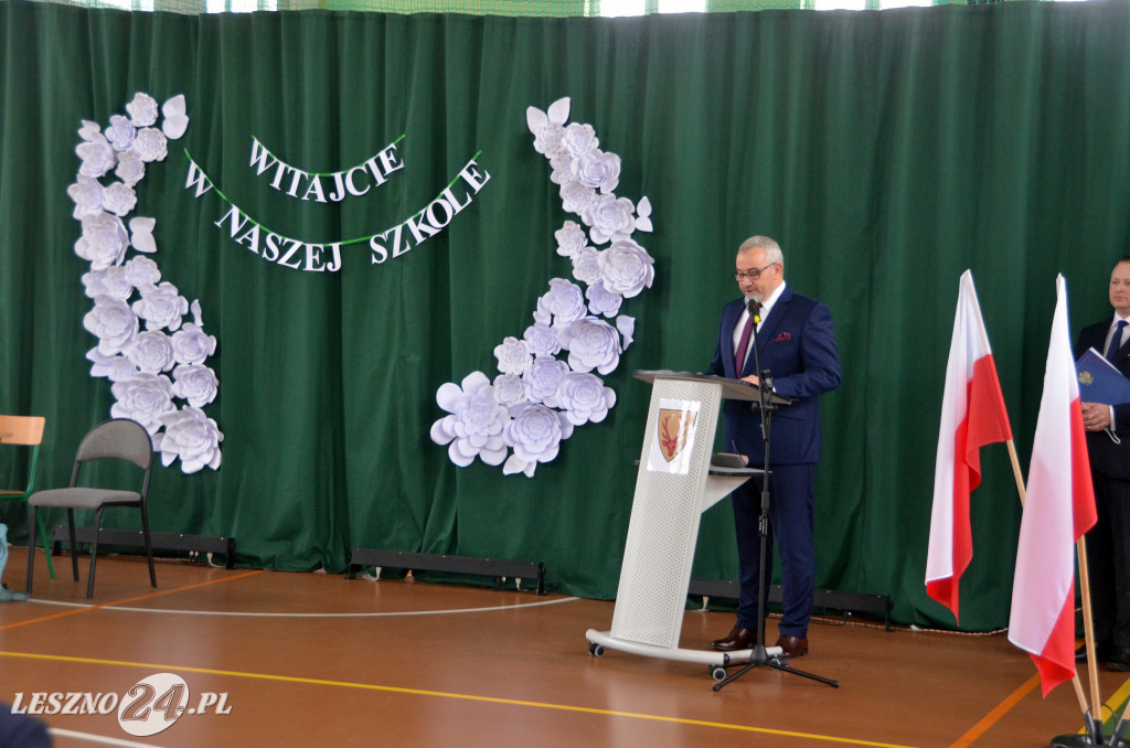 Wstęga w rozbudowanej szkole