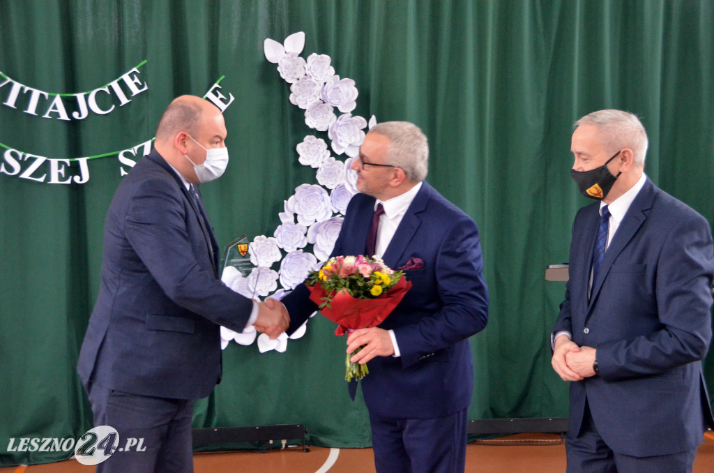 Wstęga w rozbudowanej szkole