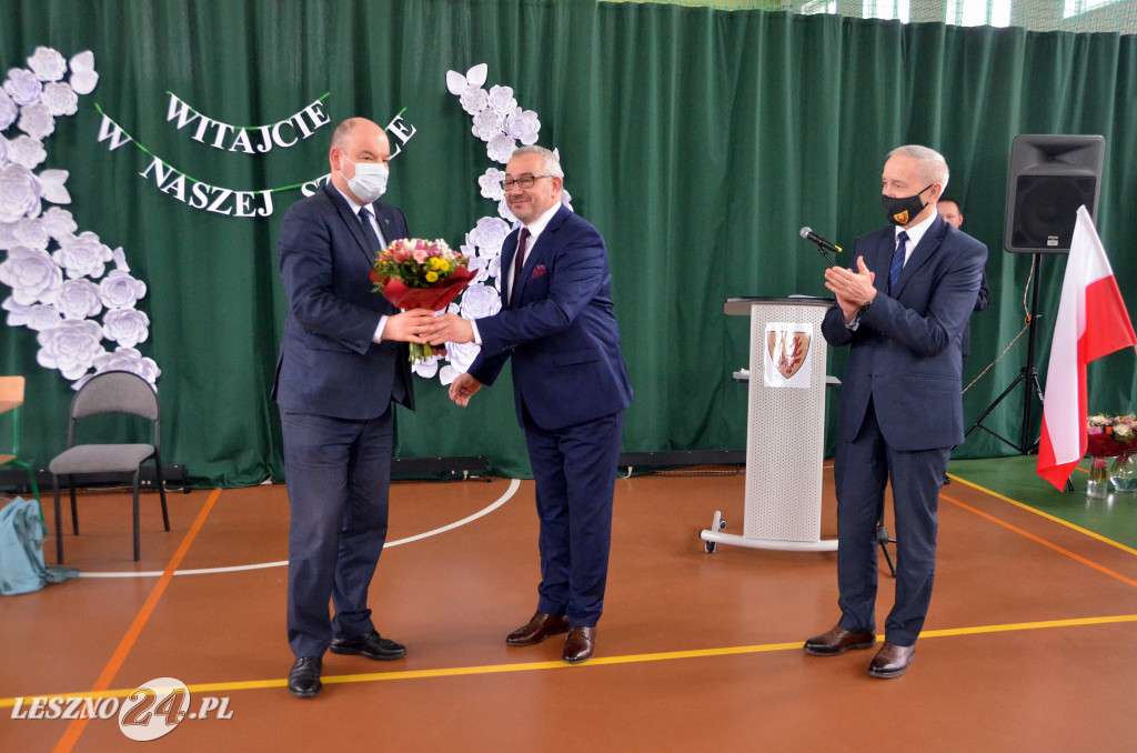Wstęga w rozbudowanej szkole