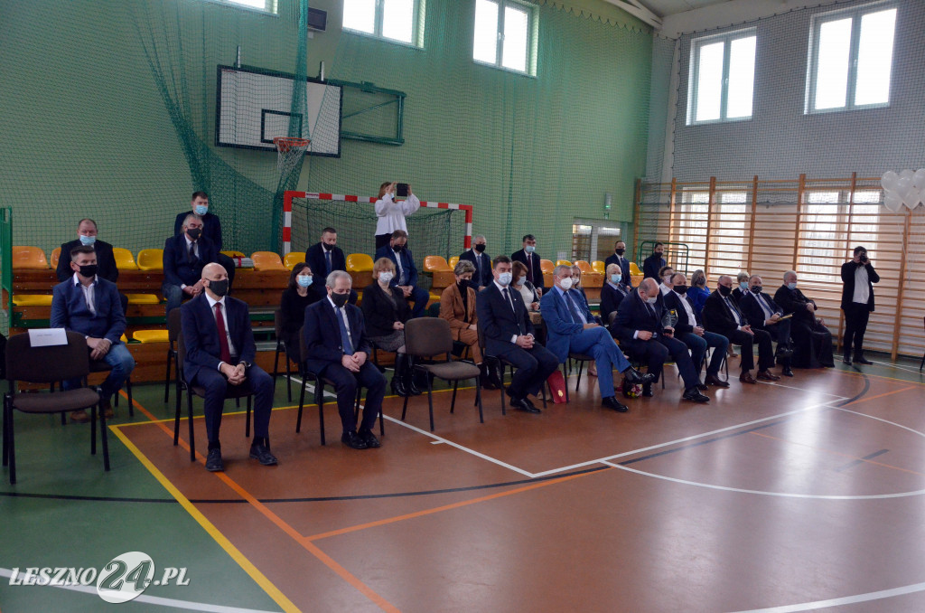 Wstęga w rozbudowanej szkole