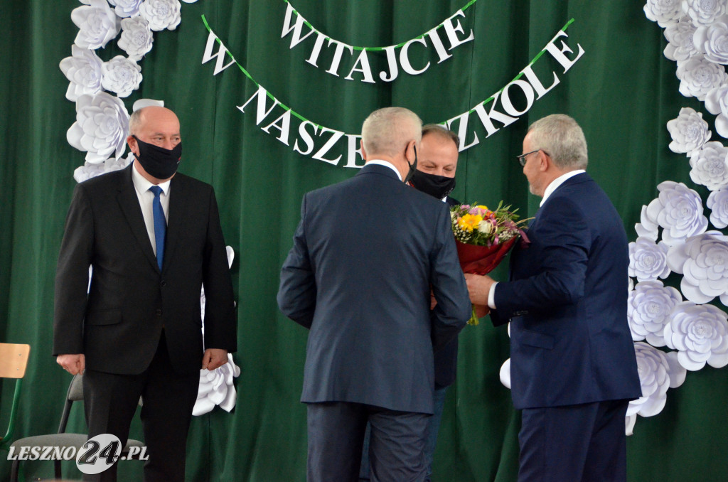 Wstęga w rozbudowanej szkole