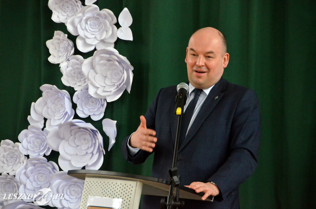Wstęga w rozbudowanej szkole