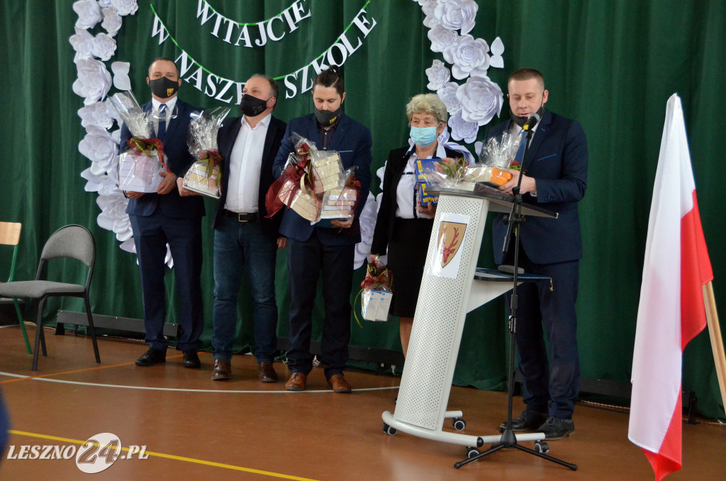 Wstęga w rozbudowanej szkole
