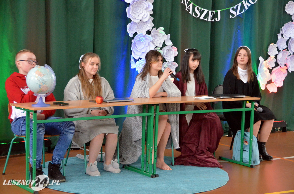 Wstęga w rozbudowanej szkole