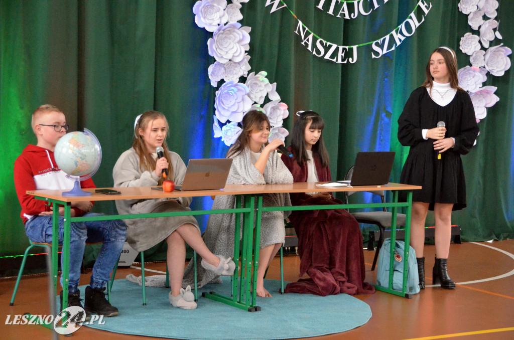 Wstęga w rozbudowanej szkole