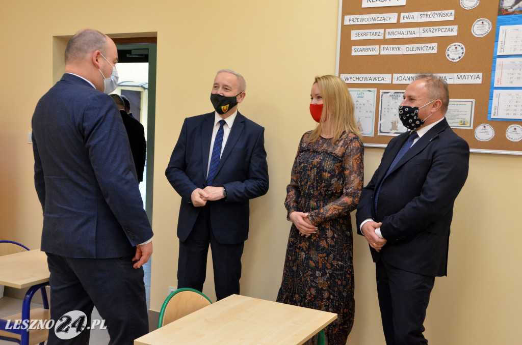 Wstęga w rozbudowanej szkole