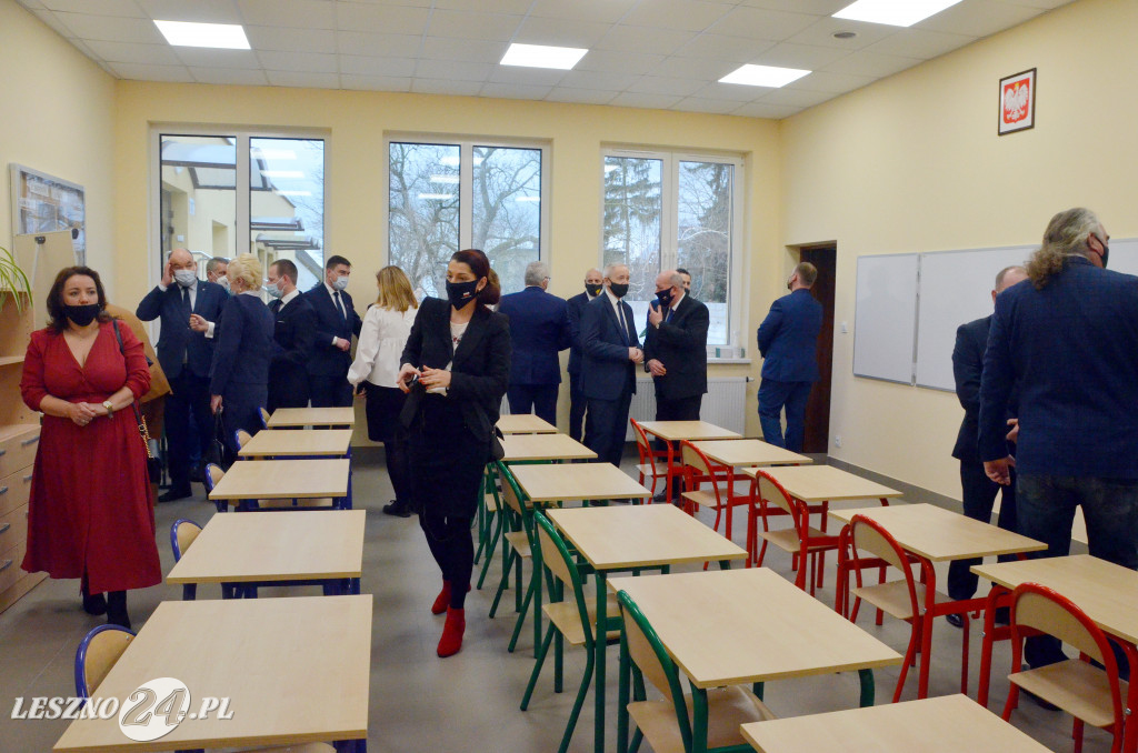 Wstęga w rozbudowanej szkole