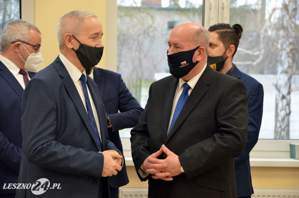 Wstęga w rozbudowanej szkole