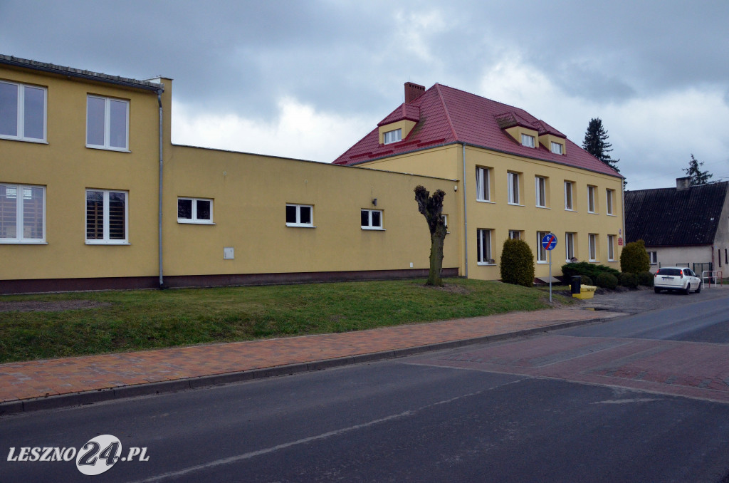 Wstęga w rozbudowanej szkole