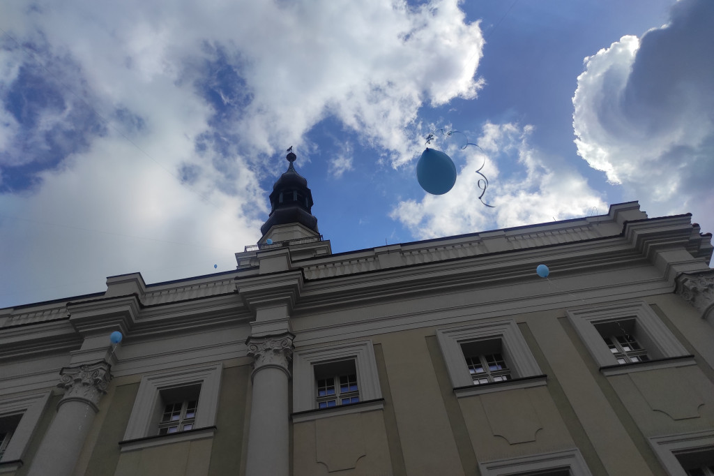 Niebieskie balony nad ratuszem
