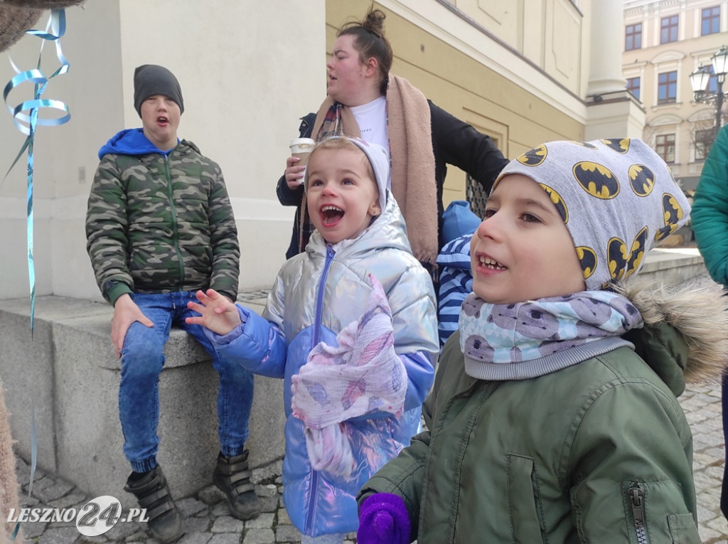 Niebieskie balony nad ratuszem