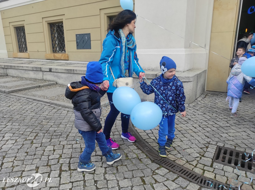 Niebieskie balony nad ratuszem