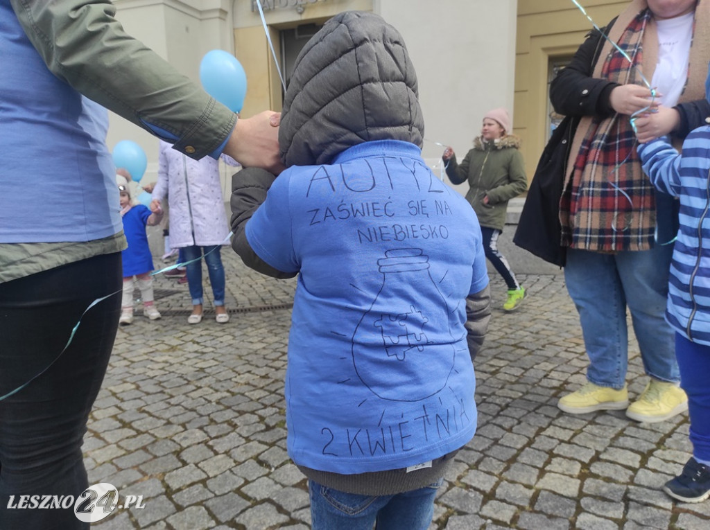 Niebieskie balony nad ratuszem