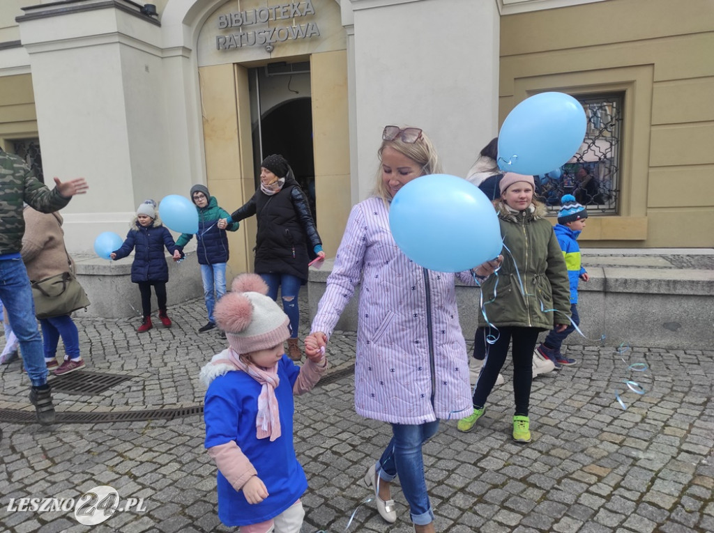 Niebieskie balony nad ratuszem