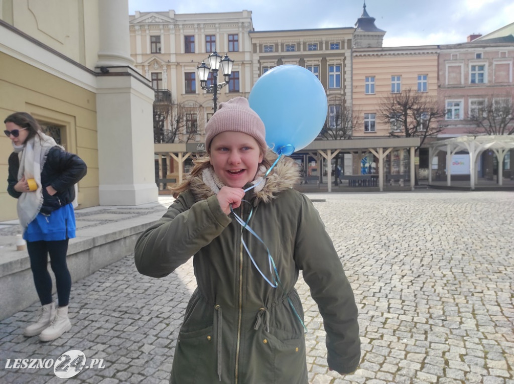 Niebieskie balony nad ratuszem
