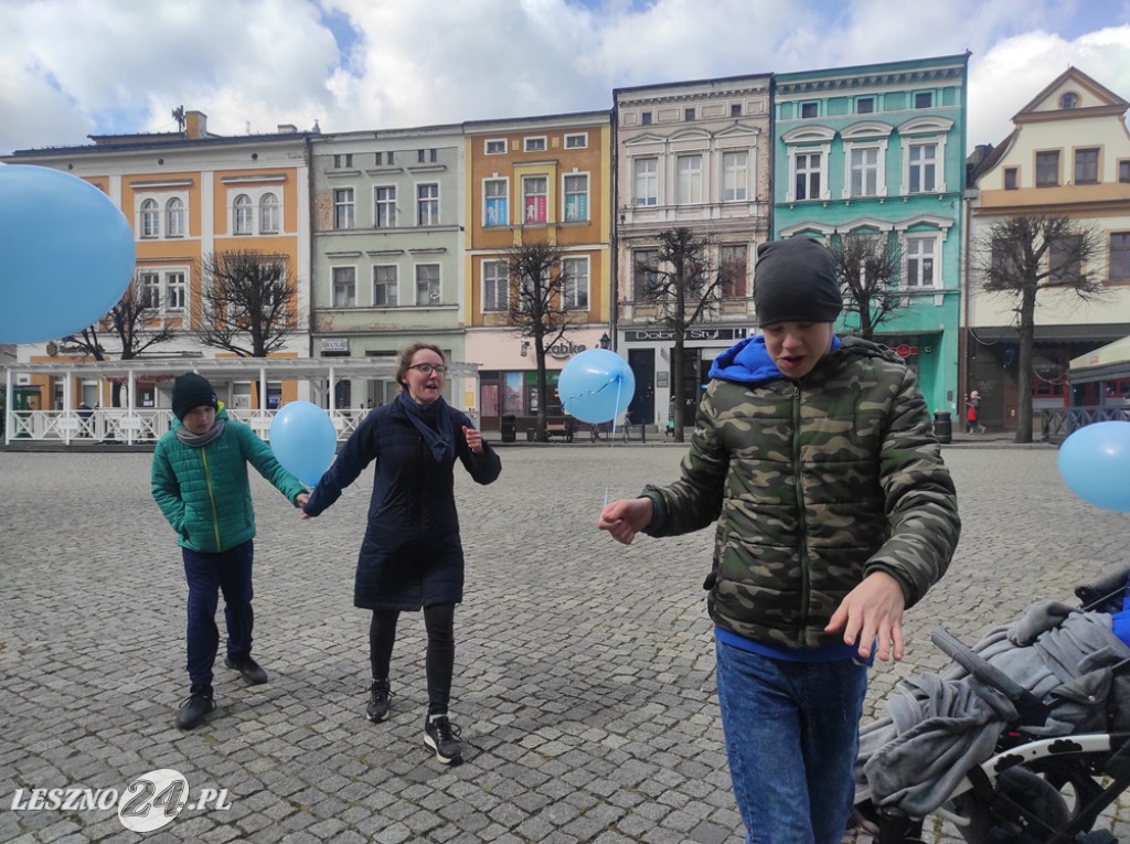Niebieskie balony nad ratuszem