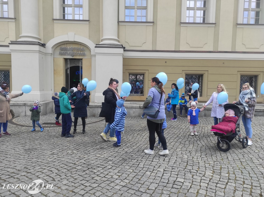 Niebieskie balony nad ratuszem