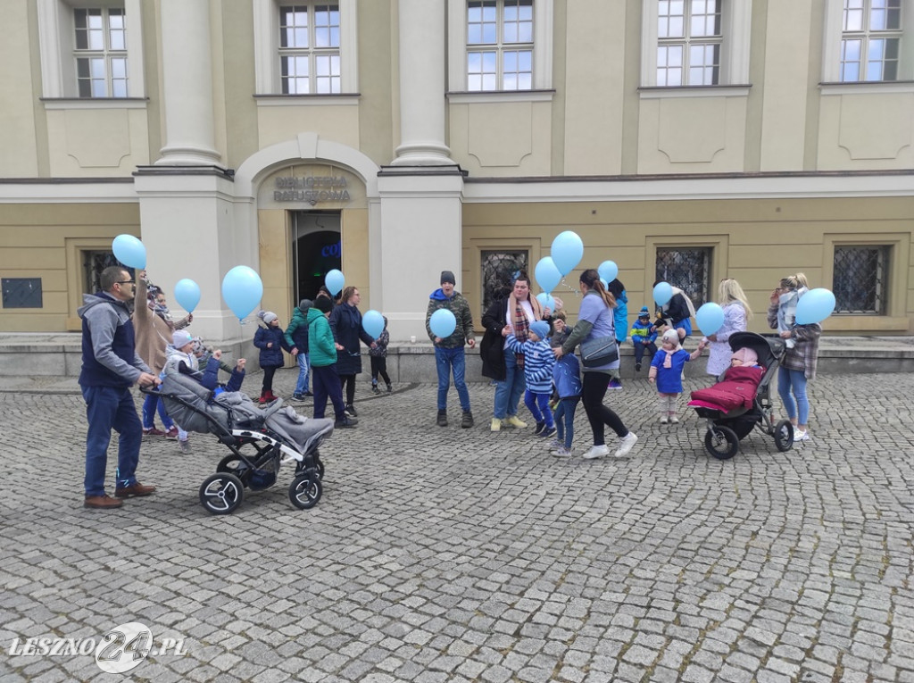 Niebieskie balony nad ratuszem