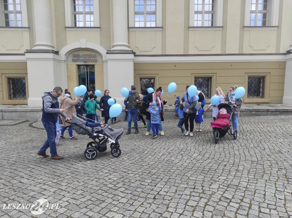 Niebieskie balony nad ratuszem