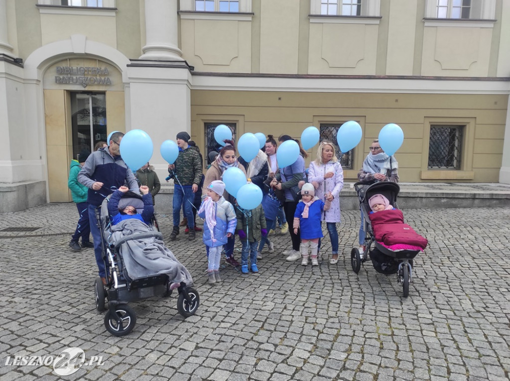 Niebieskie balony nad ratuszem