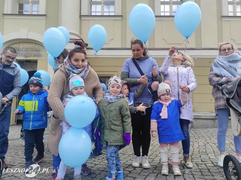 Niebieskie balony nad ratuszem