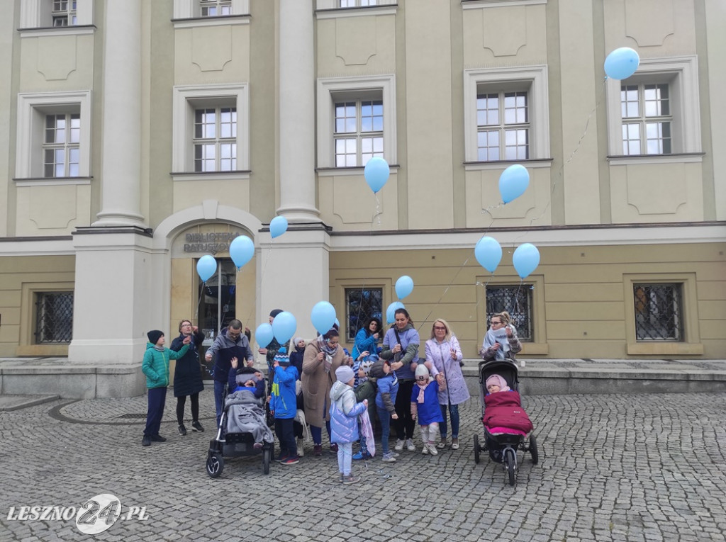 Niebieskie balony nad ratuszem
