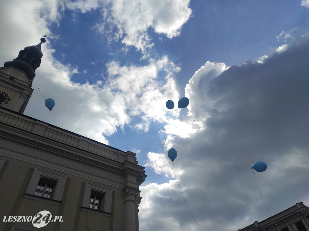 Niebieskie balony nad ratuszem