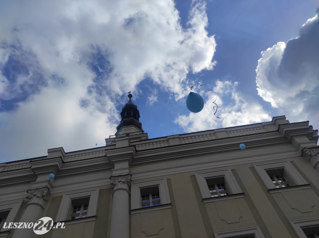 Niebieskie balony nad ratuszem