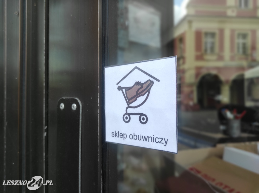 Niebieskie balony nad ratuszem