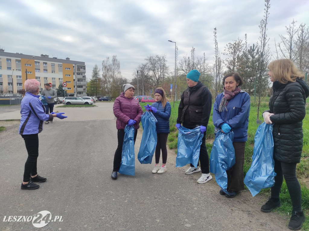 W Dzień Ziemi sprzątali las