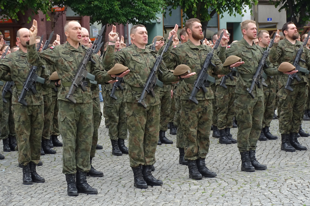 Przysięga WOT na Rynku w Lesznie