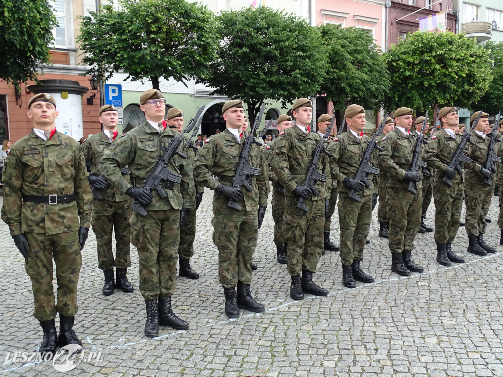 Przysięga WOT na Rynku w Lesznie