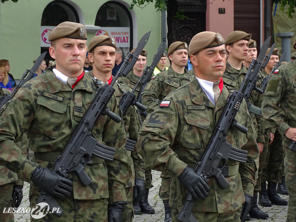 Przysięga WOT na Rynku w Lesznie