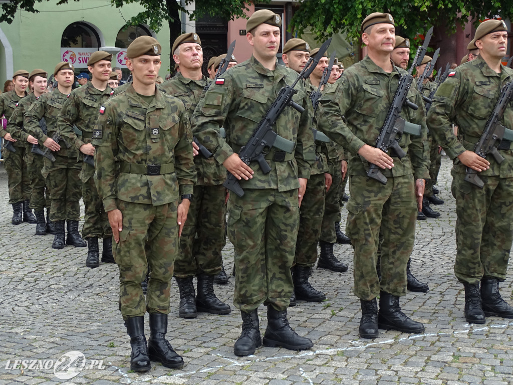 Przysięga WOT na Rynku w Lesznie