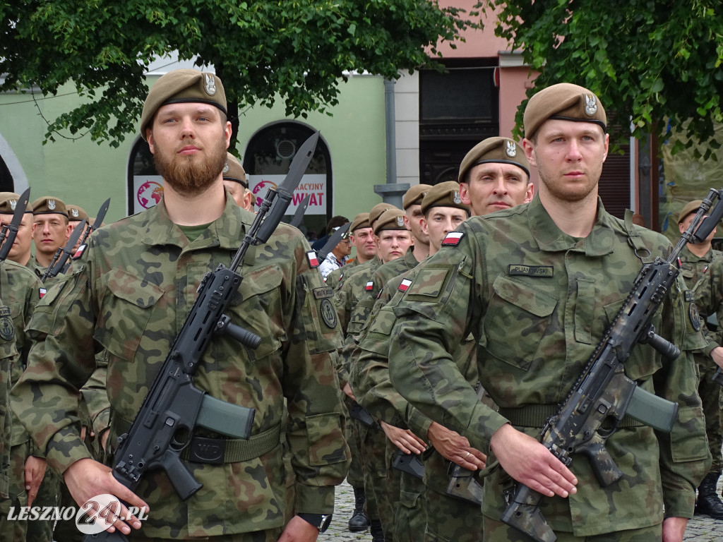 Przysięga WOT na Rynku w Lesznie