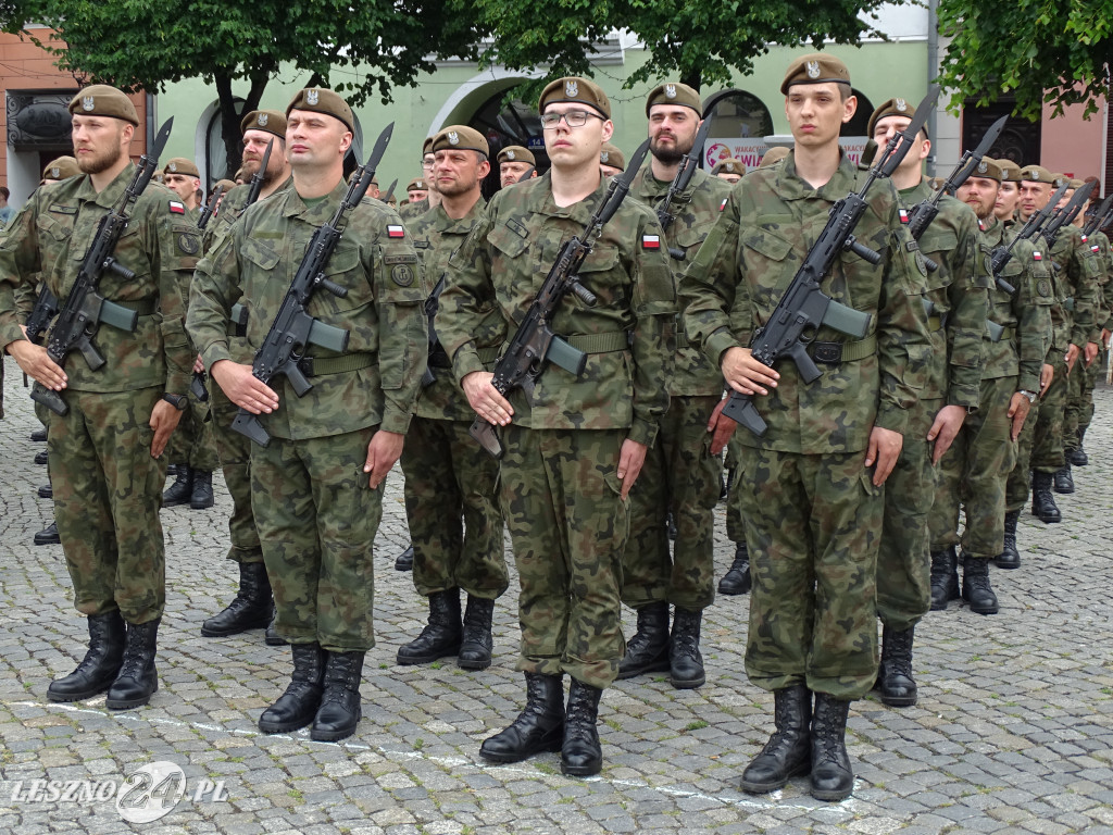 Przysięga WOT na Rynku w Lesznie
